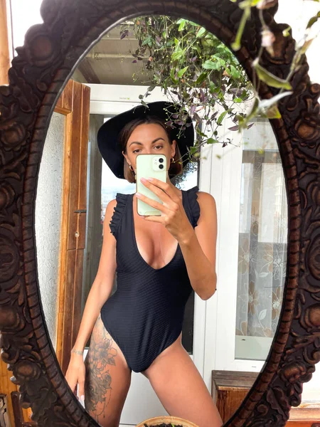 Jolie Femme Maison Prendre Photo Selfie Dans Miroir Sur Téléphone — Photo