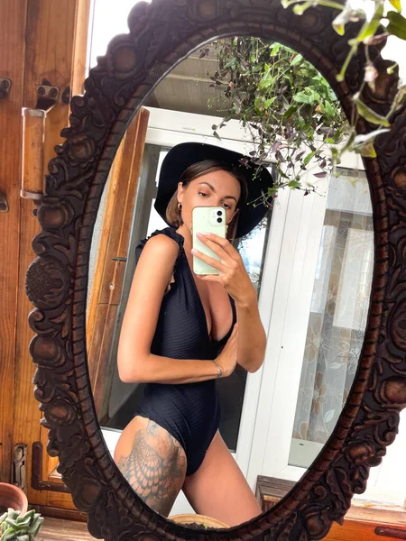 Jolie Femme Maison Prendre Photo Selfie Dans Miroir Sur Téléphone — Photo