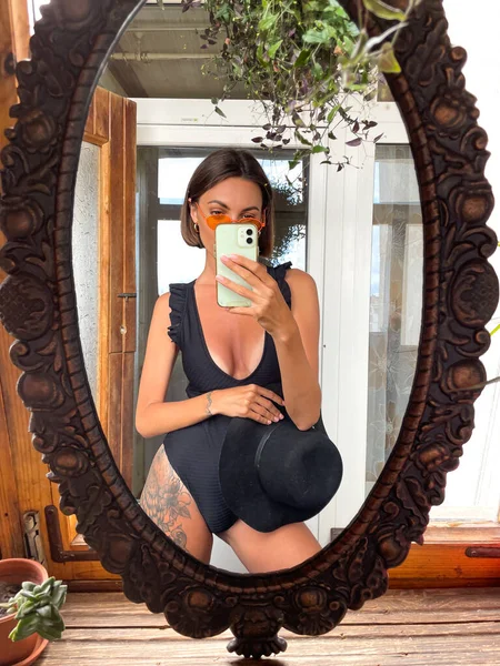 Jolie Femme Maison Prendre Photo Selfie Dans Miroir Sur Téléphone — Photo