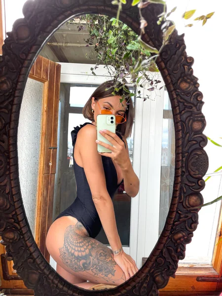 Jolie Femme Maison Prendre Photo Selfie Dans Miroir Sur Téléphone — Photo