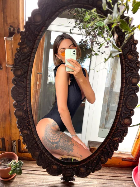 Jolie Femme Maison Prendre Photo Selfie Dans Miroir Sur Téléphone — Photo