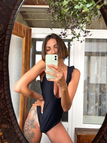 Jolie Femme Maison Prendre Photo Selfie Dans Miroir Sur Téléphone — Photo