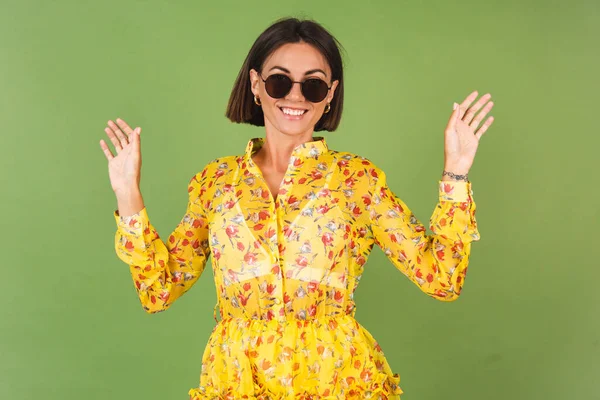 Pretty Woman Yellow Summer Dress Sunglasses Green Studio Background Happy — Stock Photo, Image