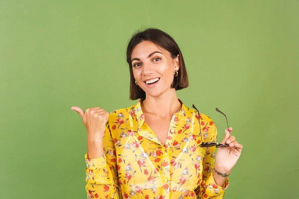 Hübsche Frau Gelbem Sommerkleid Und Sonnenbrille Grüner Studiohintergrund Aufgeregter Fröhlicher — Stockfoto