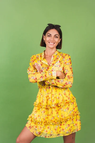 Mujer Bonita Vestido Verano Amarillo Gafas Sol Fondo Estudio Verde — Foto de Stock