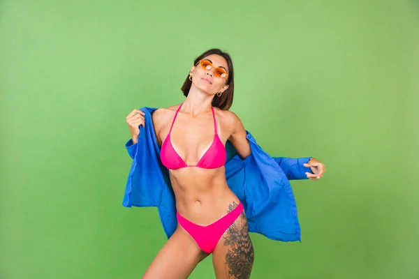 Summer Fit Sporty Woman Pink Bikini Blue Shirt Orange Sunglasses — Stock Photo, Image