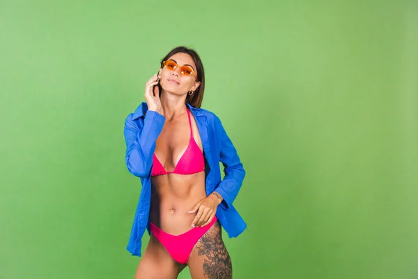 Summer Fit Sporty Woman Pink Bikini Blue Shirt Orange Sunglasses — Stock Photo, Image