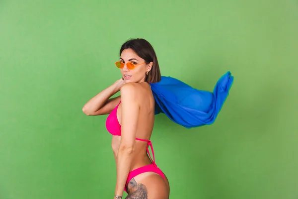 Mujer Deportiva Forma Verano Bikini Rosa Camisa Azul Gafas Sol — Foto de Stock