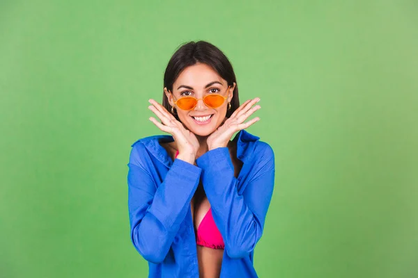 Verão Apto Mulher Esportiva Biquíni Rosa Camisa Azul Óculos Sol — Fotografia de Stock