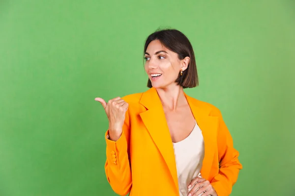 Stilvolle Frau Seidenbeigem Kleid Und Orangefarbenem Oversize Blazer Auf Grünem — Stockfoto