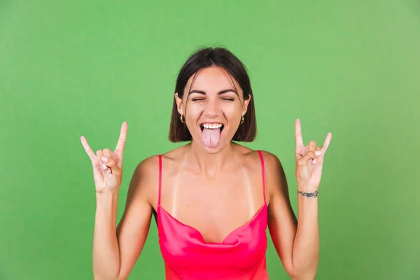 Mulher Elegante Vestido Seda Rosa Isolado Fundo Verde Com Gesto — Fotografia de Stock