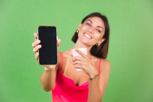 Elegante Donna Abito Seta Rosa Isolato Sfondo Verde Felice Punto — Foto Stock