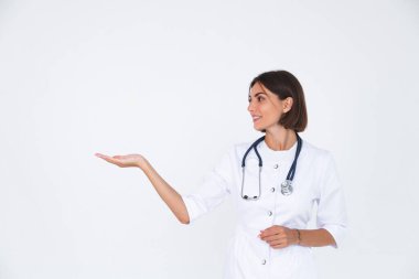 Beyaz arka planda laboratuvar önlüklü kadın doktor, izole edilmiş, kendine güvenen, boş alanla el ele tutuşan.