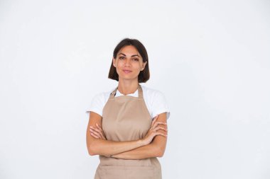 Önlüklü mutlu ev kadını beyaz arka planda izole edilmiş.