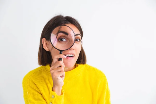 Bella Donna Maglione Giallo Sfondo Bianco Tenuto Lente Ingrandimento Felice — Foto Stock