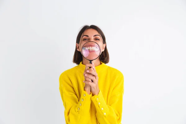 Mulher Bonita Suéter Amarelo Fundo Branco Realizada Lupa Positiva Feliz — Fotografia de Stock