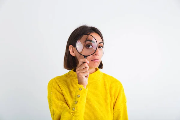 Mulher Bonita Suéter Amarelo Fundo Branco Realizada Lupa Feliz Positivo — Fotografia de Stock