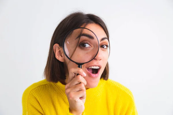 Mulher Bonita Suéter Amarelo Fundo Branco Realizada Lupa Feliz Positivo — Fotografia de Stock