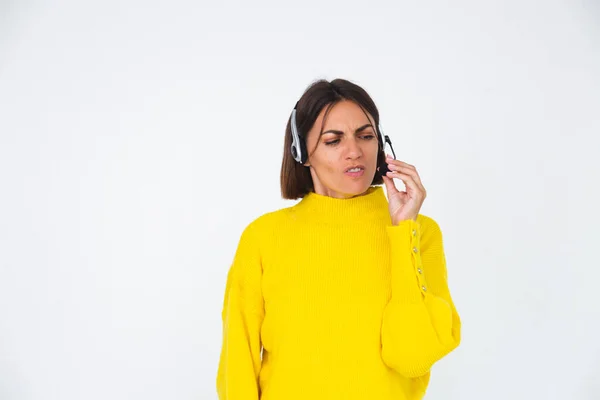 Pretty Woman Yellow Sweater White Background Manager Headphones Angry Screaming — Stock Photo, Image