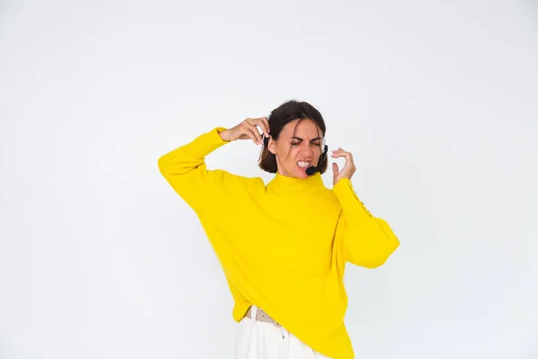Pretty Woman Yellow Sweater White Background Manager Headphones Angry Screaming — Stock Photo, Image