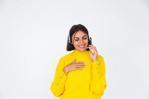 Όμορφη Γυναίκα Κίτρινο Πουλόβερ Λευκό Φόντο Διευθυντής Ακουστικά Ευτυχισμένη Έχοντας — Φωτογραφία Αρχείου