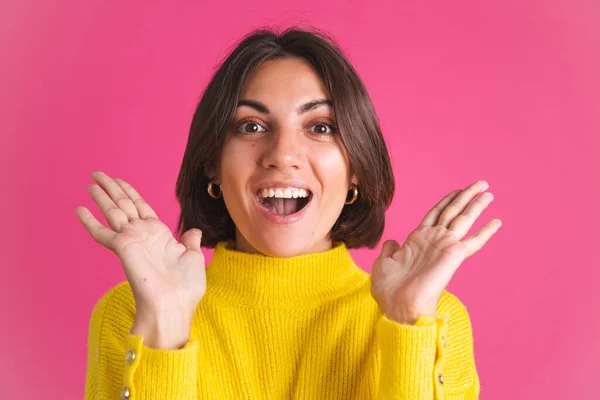 Schöne Frau Leuchtend Gelbem Pullover Isoliert Auf Rosa Hintergrund Schreit — Stockfoto