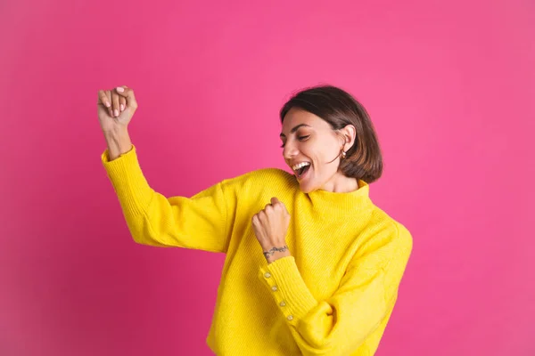 Mulher Bonita Camisola Amarela Brilhante Isolado Fundo Rosa Feliz Animado — Fotografia de Stock