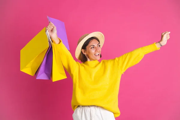 Mulher Bonita Suéter Amarelo Brilhante Chapéu Palha Fundo Rosa Segurar — Fotografia de Stock