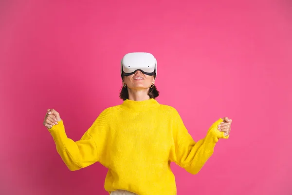 Mulher Bonita Camisola Amarela Brilhante Fundo Rosa Óculos Realidade Virtual — Fotografia de Stock