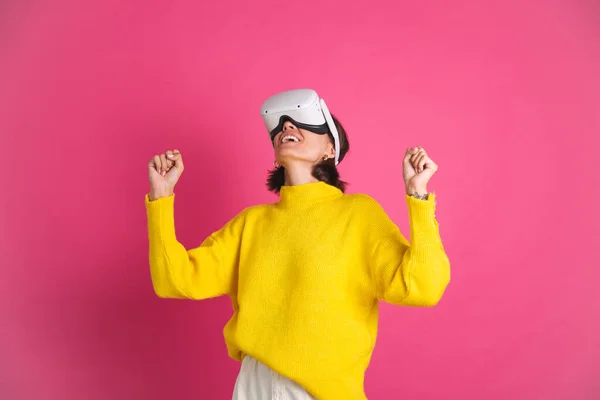 Mulher Bonita Camisola Amarela Brilhante Fundo Rosa Óculos Realidade Virtual — Fotografia de Stock