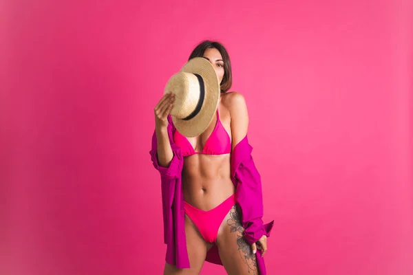Hermosa Mujer Deportiva Bronceada Bikini Sombrero Paja Camisa Sobre Fondo — Foto de Stock
