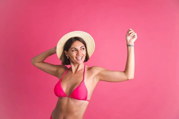 Gyönyörű Illeszkedik Cserzett Sportos Bikini Szalma Kalap Rózsaszín Háttér — Stock Fotó