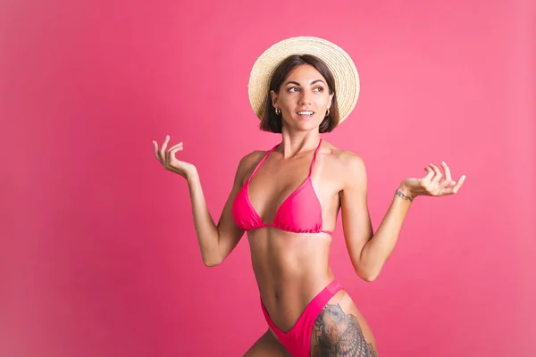 Güzel Bronz Tenli Bikinili Pembe Arka Planda Hasır Şapkalı Bir — Stok fotoğraf