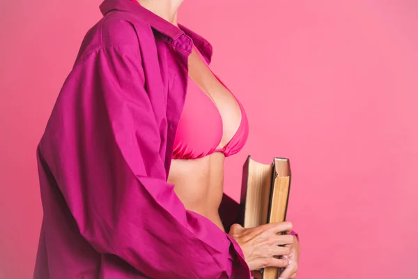 Mulher Desportiva Bronzeada Ajuste Bonito Biquíni Camisa Segurando Livro Para — Fotografia de Stock