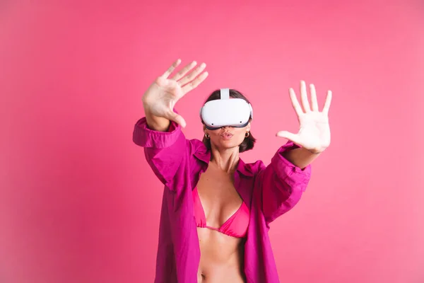Красивая Загорелая Спортивная Женщина Бикини Рубашка Очках Виртуальной Реальности Розовом — стоковое фото
