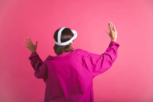 Мбаппе Облегает Обнаженную Спортивную Женщину Рубашке Очках Виртуальной Реальности Розовом — стоковое фото