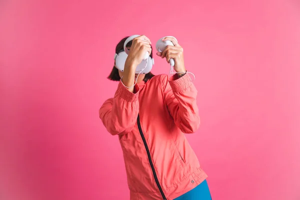 Joven Mujer Forma Chaqueta Desgaste Deportivo Gafas Realidad Virtual Jugando — Foto de Stock