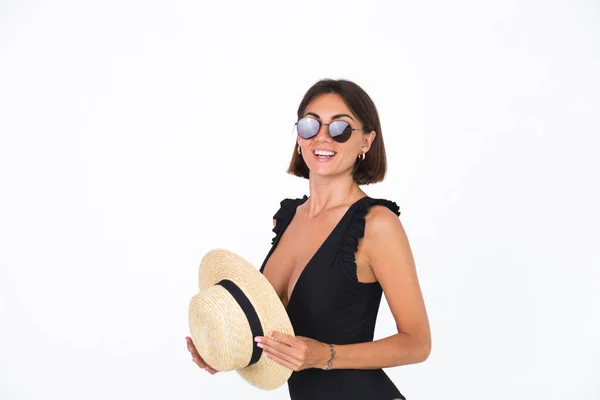 Beyaz Arka Planda Siyah Mayo Hasır Şapkalı Bronz Tenli Kadın — Stok fotoğraf