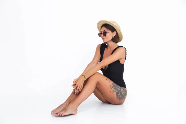 Beyaz Arka Planda Siyah Mayo Hasır Şapkalı Bronz Tenli Kadın — Stok fotoğraf