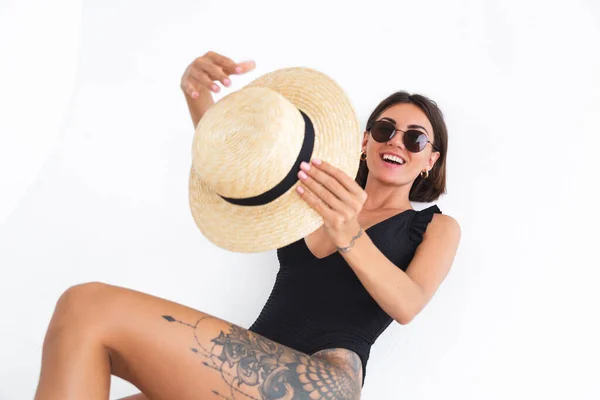 Fit Tanned Woman Black Swimsuit Straw Hat White Background Posing — Stock Photo, Image