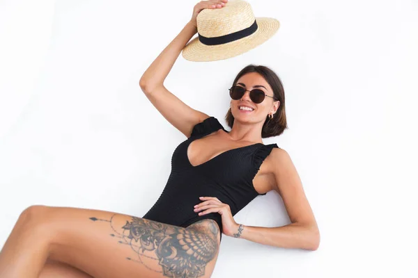 Fit Tanned Woman Black Swimsuit Straw Hat White Background Posing — Stock Photo, Image