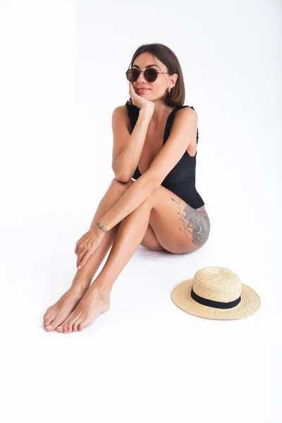 Siyah Mayo Gözlüklü Beyaz Arka Planda Hasır Şapkalı Dikey Çerçeveli — Stok fotoğraf