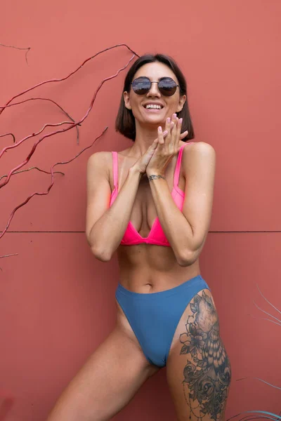 Hermosa Mujer Esbelta Bikini Forma Perfecta Con Abdominales Con Gafas — Foto de Stock