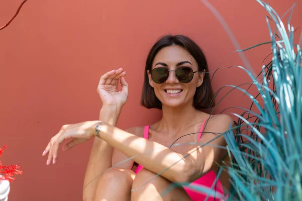 Hermosa Mujer Esbelta Bikini Forma Bronceada Posando Aire Libre Patio —  Fotos de Stock