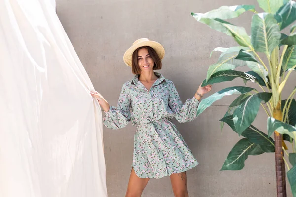 Beautiful Woman Summer Dress Straw Hat Palm Tree Gray Wall — Stock Photo, Image