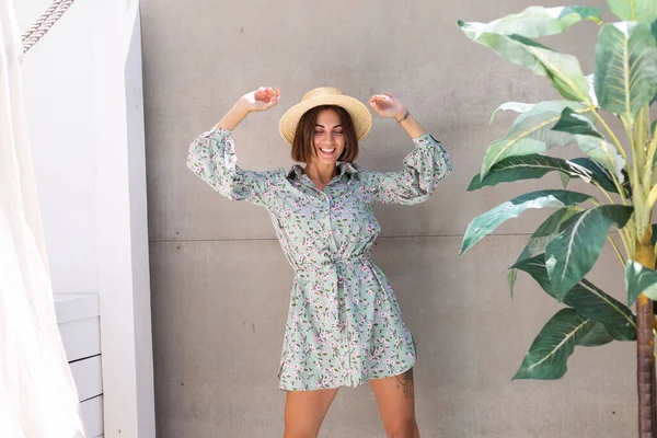 Beautiful Woman Summer Dress Straw Hat Palm Tree Gray Wall — Stock Photo, Image