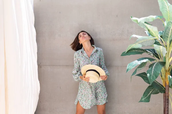 Yazlık Elbise Hasır Şapka Giymiş Güzel Bir Kadın Arka Planda — Stok fotoğraf