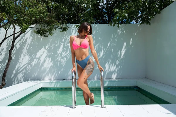 Schöne Gebräunte Fitte Frau Bikini Posiert Hinterhof Pool — Stockfoto