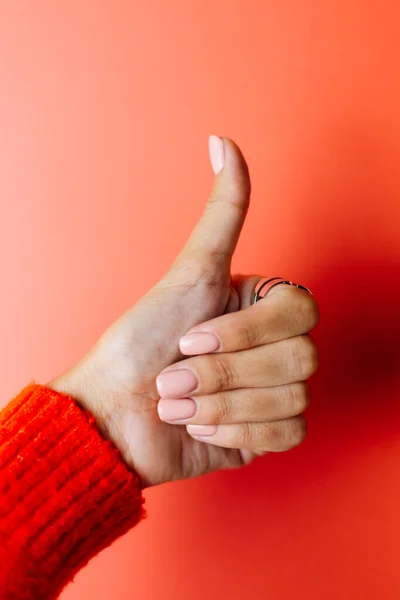 Frauenhand Roten Pullover Zeigt Daumen Nach Oben Senkrechter Rahmen Auf — Stockfoto