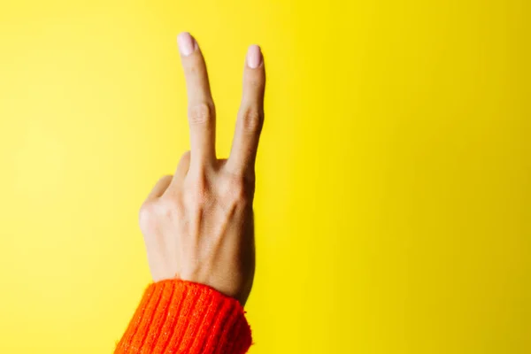 Mano Mujer Suéter Rojo Muestra Gesto Pieza Sobre Fondo Amarillo —  Fotos de Stock